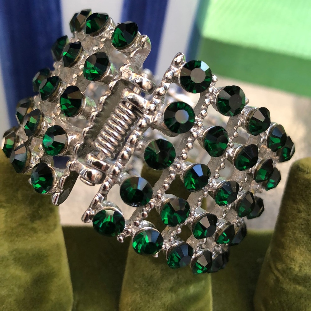 🍀 Classic Green Crystal Rhinestone Thick Cuff Hinged Bracelet - Picture 3 of 5